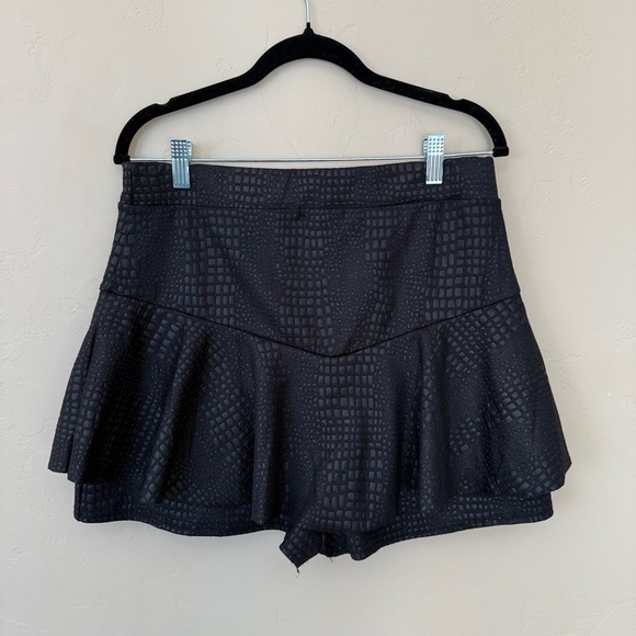 PrettyLittleThing Textured Ruffle Skort – Size 10 - Picture 2 of 5